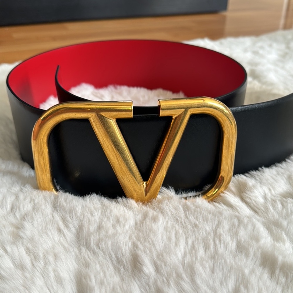 VALENTINO GARAVANI
VLogo Signature 70 reversible leather belt